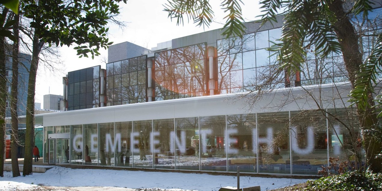 gemeentehuis Emmen in de sneeuw